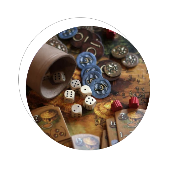 Dados, fichas y cartas sobre un tablero de juego